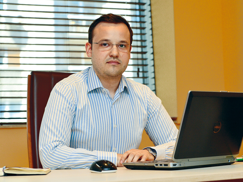 La 27 de ani este directorul financiar al celui mai mare lanț de clinici și spitale private din România