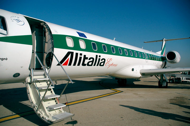 Alitalia, compania care pierde 1,5 mil. euro în fiecare zi, a primit o gură de aer de jumătate de miliard de euro