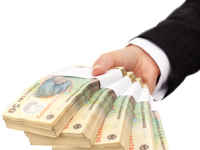 Situație "paradoxală": Românii beneficiază de cele mai mici marje și rate din regiune la creditele în monedă locală