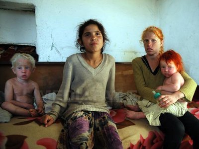 Cazul fetiței din tabăra de romi din Grecia: În Bulgaria, presupușii părinți ai micuței Maria au și alți copii blonzi