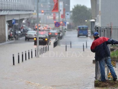Circulație îngreunată și tamponări în București, din cauza ploii