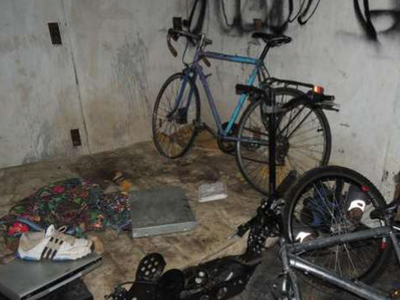 Arme de panoplie, televizoare și biciclete, găsite la persoane fără adăpost, în zona Gării de Nord