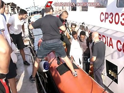 NAUFRAGIUL DIN LAMPEDUSA - Peste 130 de morți și 200 de dispăruți. Primar: "Este o oroare. Aduc în continuu corpuri" - FOTO