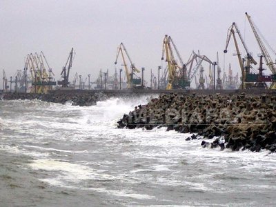 Toate porturile navale și fluviale din Constanța, închise din cauza vântului puternic