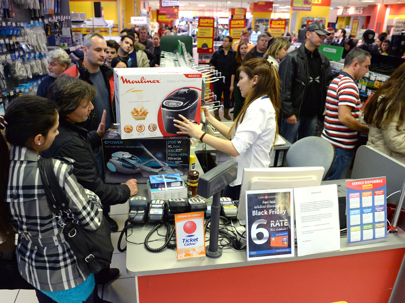 Isteria Black Friday la români. Cum s-a manifestat lăcomia - GALERIE FOTO