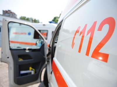 Familie intoxicată cu monoxid de carbon: Un copil de 2 ani și mama lui au murit, un bebeluș e în stare gravă