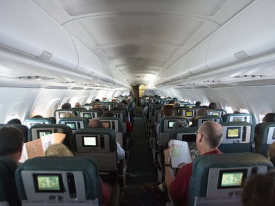 SUA: Pasagerii avioanelor vor putea folosi electronicele la decolare și aterizare, fără apeluri și Internet