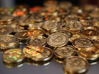 Moneda digitală Bitcoin a trecut de pragul de 1.000 de dolari