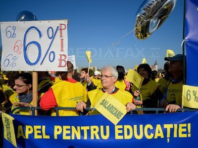 Protest al cadrelor didactice în Capitală: Peste 7.000 de profesori manifestează împotriva Guvernului și cer alocarea a 6% din PIB pentru educație