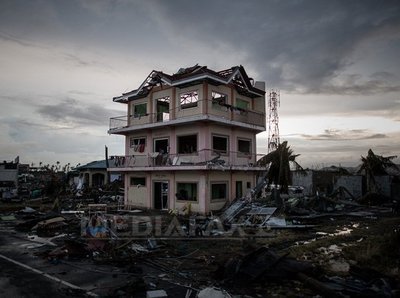 Filipine: Opt persoane au murit zdrobite de zidul unui depozit de orez prăbușit