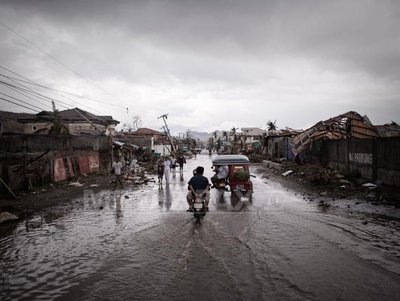 Filipine: Lupta abia a început pentru supraviețuitorii taifunului Haiyan. Localnicii caută hrană și adăpost, pe fundalul jafurilor și al riscului de boli contagioase