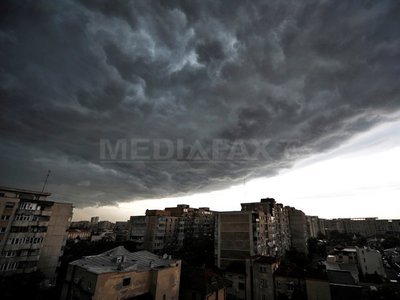 VREMEA se răcește și urmează precipitații. Ce temperaturi vor fi joi și vineri în țară și în București