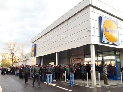 Sute de oameni s-au îmbulzit la deschiderea unui magazin, pentru promoții la polizoare și perne: "Nu știu pe ce am pus mâna, important e că e la promoție"
