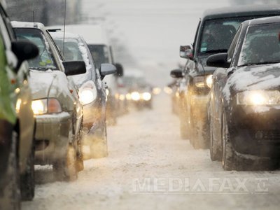 Circulație îngreunată pe drumuri naționale din cinci județe, din cauza zăpezii. Care sunt zonele afectate