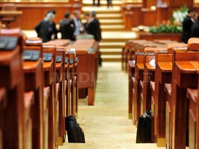 Comisia juridică a Camerei a avizat abilitarea Guvernului de a da ordonanțe în vacanța legislativă