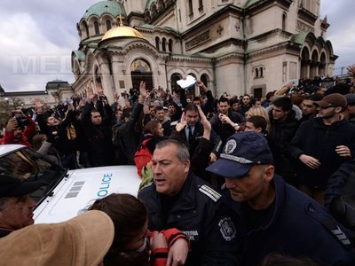 Studenții bulgari au încercat să blocheze politicienii în Parlament. Poliția a intervenit