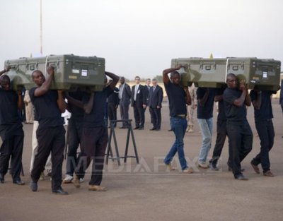 Corpurile jurnaliștilor RFI asasinați în Mali au sosit în Franța