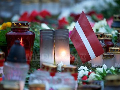 Letonii, încă în stare de șoc, își plâng morții după catastrofa de la Riga. IMAGINI de la locul tragediei
