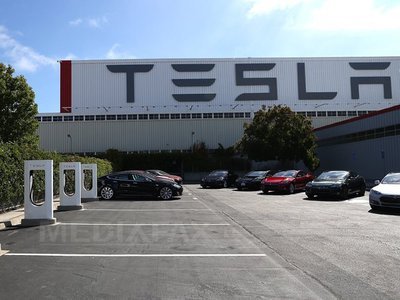 Lovitură de imagine pentru Tesla Motors: Compania încearcă să evite o investigație a guvernului SUA privind siguranța Model S