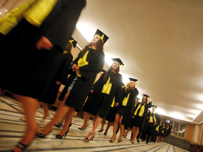 Facultățile din România care îți oferă la absolvire diplomă de angajare