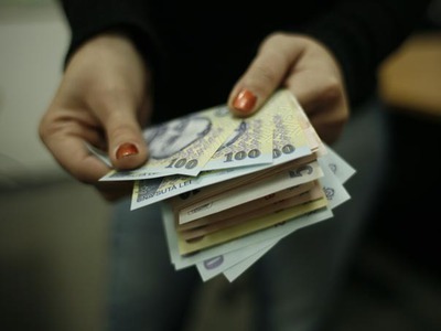 ANALIZĂ: Românii muncesc 6 zile pe lună pentru plata taxelor salariale, cât cehii și dublu față de ucrainieni