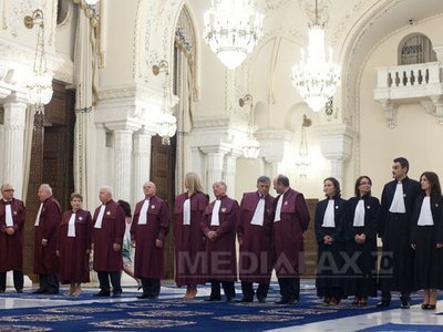 Curtea Constituțională amână pentru 10 ianuarie 2014 sesizarea PDL privind Legea descentralizării