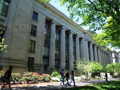 ALERTĂ TERORISTĂ în SUA: Patru clădiri ale Universității americane Harvard, evacuate - CNN