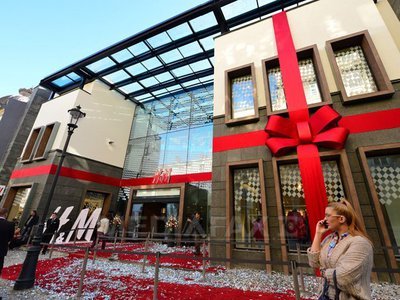 H&M ar putea să mărească prețurile pentru a crește salariile angajaților