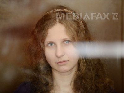 Una dintre membrele grupului rus Pussy Riot a fost eliberată