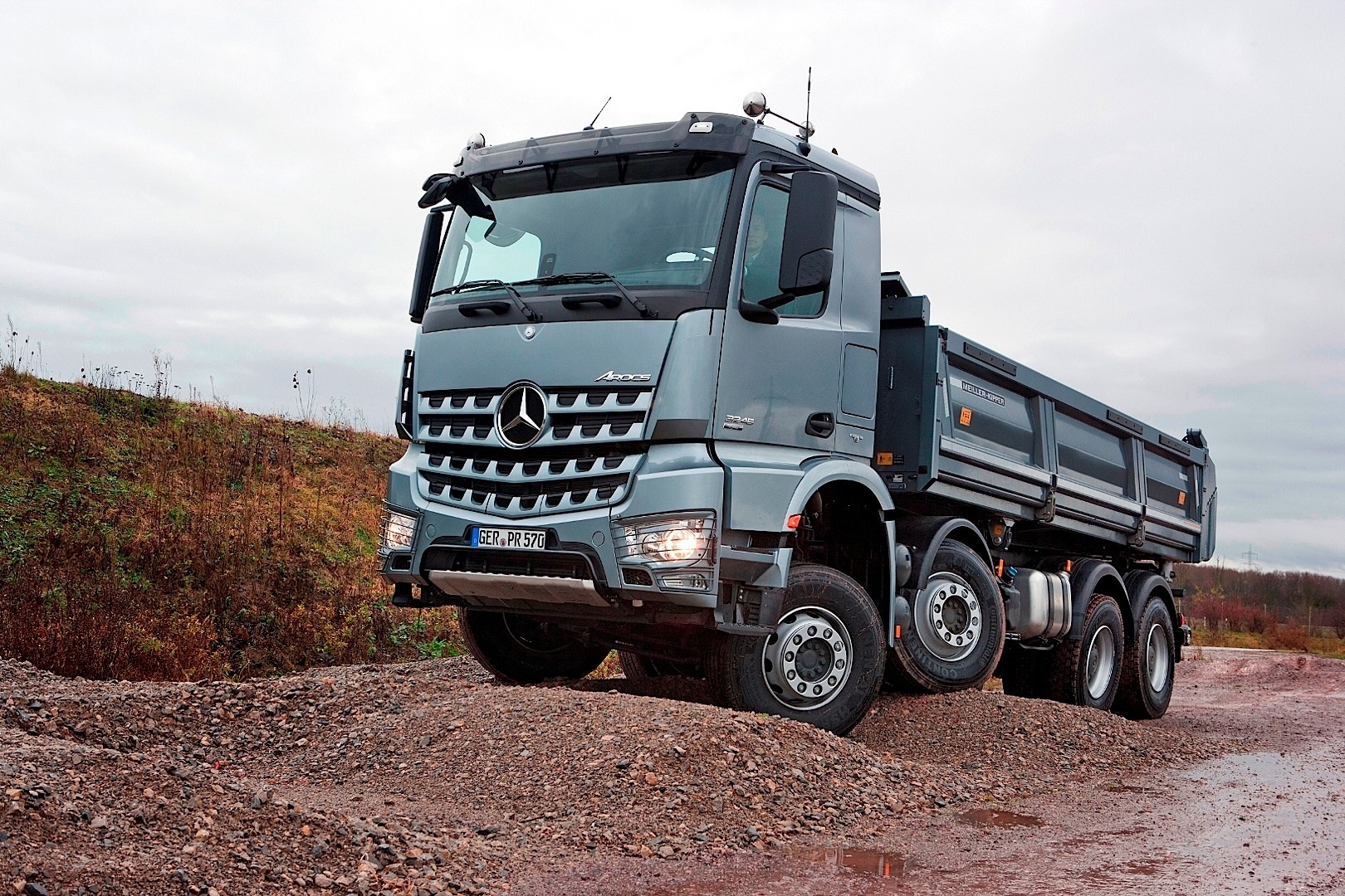 Mercedes-Benz a lansat camioanele Antos, Arocs și Atego, pe o piață care nu trece de 3.000 de unități vândute