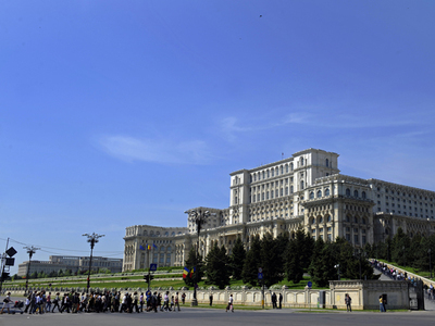 Le Monde: Bucureștiul face un pas înapoi în lupta împotriva corupției