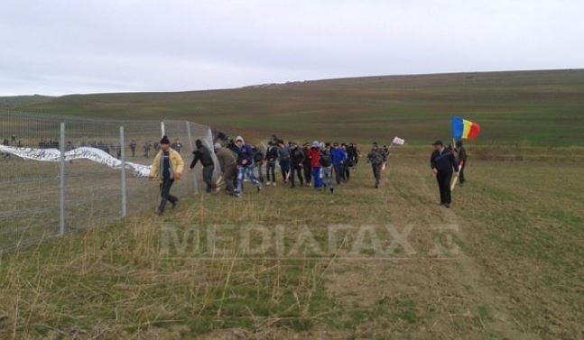 Nou protest la Pungești: Chevron suspendă activitățile. Protestatarii, controlați corporal și evacuați