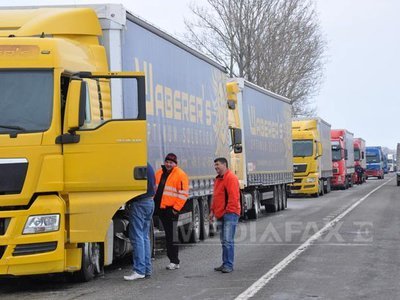 GREVĂ în transporturile de mărfuri: Mașinile nu au mai fost trimise în curse. Traficul este afectat de proteste în mai multe județe din țară