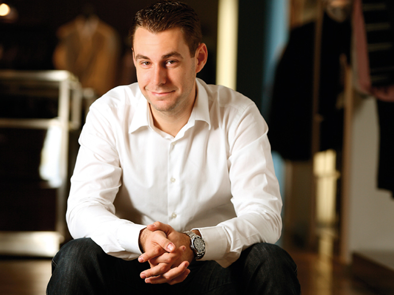 În vremurile bune vindea de un milion de euro și se mândrea că are magazinele Hugo Boss. Acum a pus lacătul pe ușă