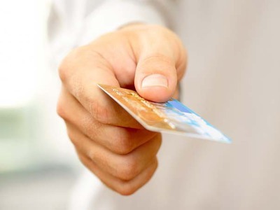 Guvernul limitează la 0,2 și 0,3% comisioanele interbancare percepute la plățile cu carduri