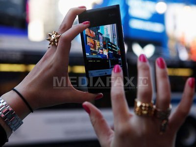 Vânzările de smartphone-uri Nokia au scăzut în trimestrul patru, după trecerea diviziei la Microsoft