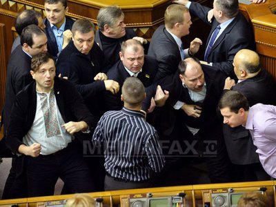 Doi deputați ucraineni, răniți în timpul unei dispute violente în Parlament