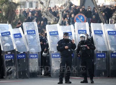 Guvernul turc concediază 350 de polițiști după scandalul de corupție