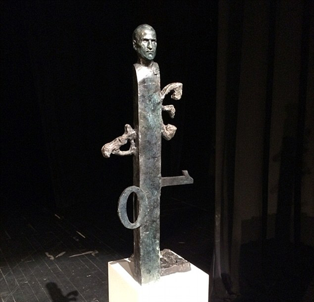 O statuie stranie a lui Steve Jobs va fi amplasată în fața sediului Apple - GALERIE FOTO