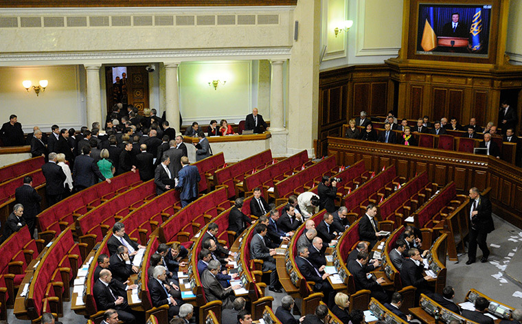 Ucraina revine la Constituția din 2004 care micșorează puterea președintelui