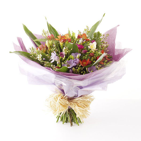 Buchet de primăvară cu 49 frezii multicolore – ofertă limitată (P).