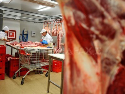 Carnea de porc s-ar putea IEFTINI ca urmare a importurilor din Ungaria, unde TVA a scăzut la 5%
