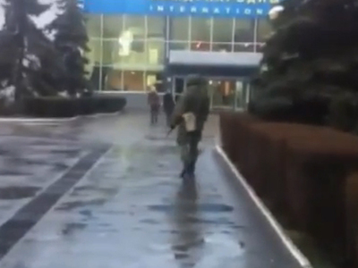Două aeroporturi din Crimeea au fost ocupate de persoane înarmate. Ministrul ucrainean de Interne: Este o invazie armată și o ocupație