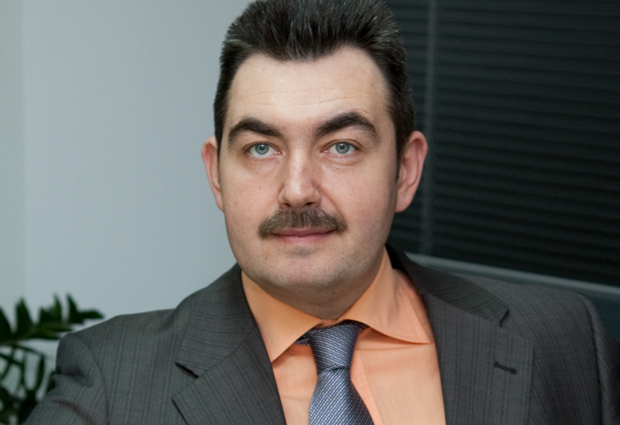 Inginerul de 43 de ani care poate vinde orice: locuințe, ciocolată, săpunuri, bere sau vopsea
