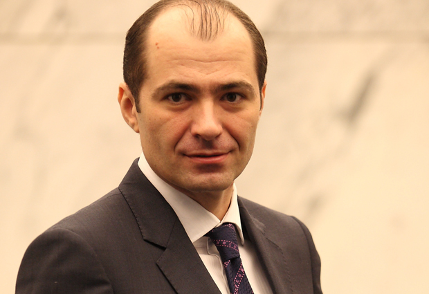 Șeful trezorieriei Unicredit are 33 de ani și a lucrat din studenție în sistemul bancar