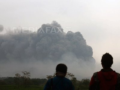 Sute de mii de persoane evacuate și aeroporturi închise în Indonezia, după erupția Vulcanului Kelud