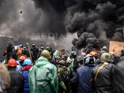 Noi VIOLENȚE LA KIEV: Cel puțin un mort și zece răniți în noile violențe. Parlamentul este EVACUAT. 20 de polițiști au fost răniți