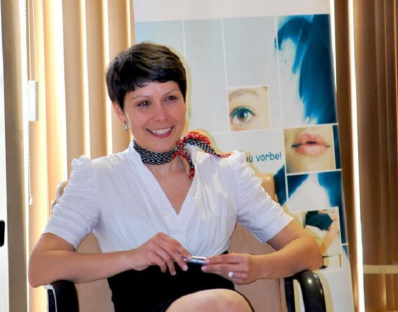 Românca școlită de un agent FBI te învață cum poți să-ți folosești gesturile ca să te angajezi și cum îți “citești” șeful și colegii doar uitându-te la ei