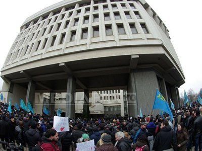 Parlamentul și Guvernul din Crimeea, OCUPATE de persoane înarmate. Au fost arborate steaguri rusești. Forțele speciale ale poliției, în stare de ALERTĂ