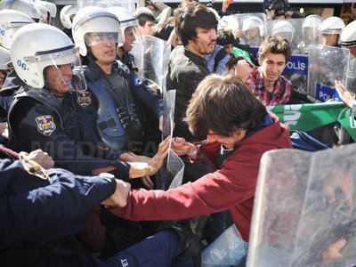 Proteste violente la Ankara față de arestarea unor militari